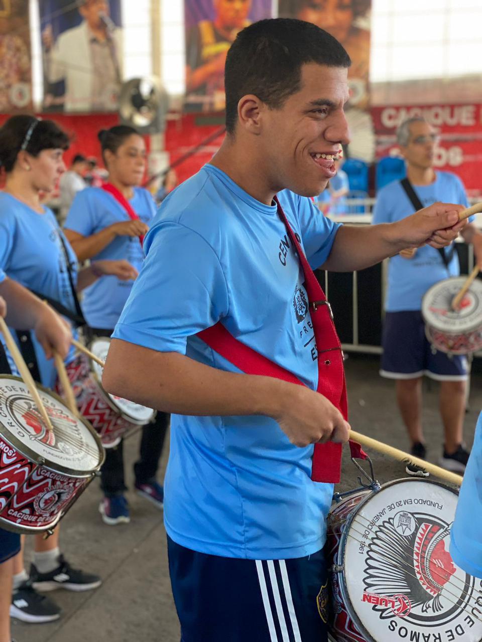 Alunos da Vila Olímpica CIAD Mestre Candeia visitam quadra do Cacique de Ramos - Prefeitura da Cidade do Rio de Janeiro