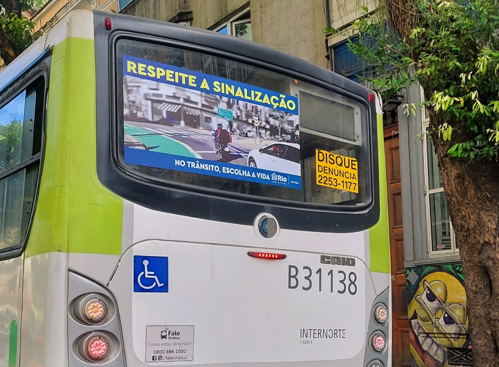 Campanha da CET-Rio em busdoor alerta para importância do respeito à sinalização - Prefeitura da Cidade do Rio de Janeiro