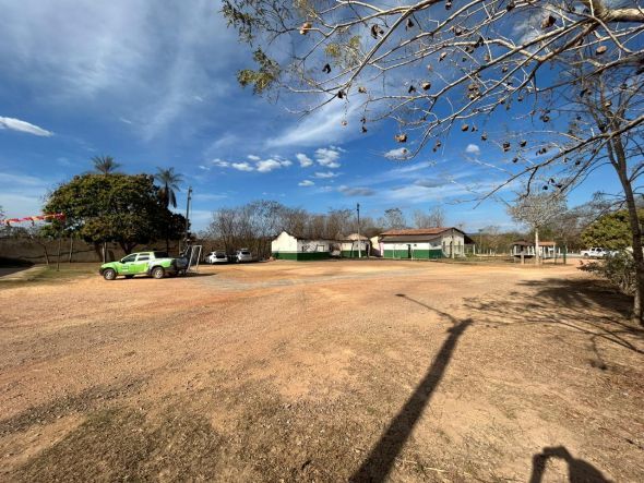 Prefeitura de Cuiab | Nenhum servidor ou aluno se feriu aps fogo em terreno baldio atingir sala e parte de secretaria de escola