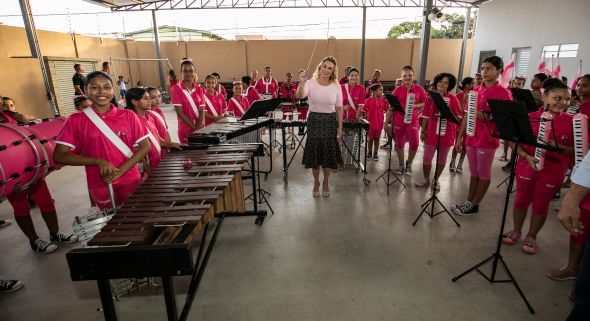 Prefeitura de Cuiab | Primeira-dama Mrcia Pinheiro e vice-prefeito participam de comemorao aos 5 anos de formao da fanfarra do Programa Siminina
