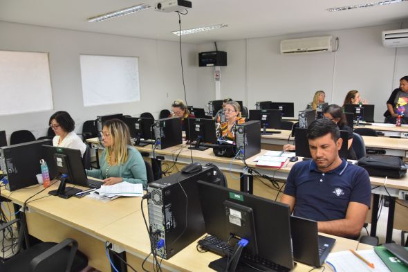 Prefeitura de Cuiab | Tcnicos de nvel mdio da Secretaria Municipal de Educao iniciam curso de aperfeioamento profissional