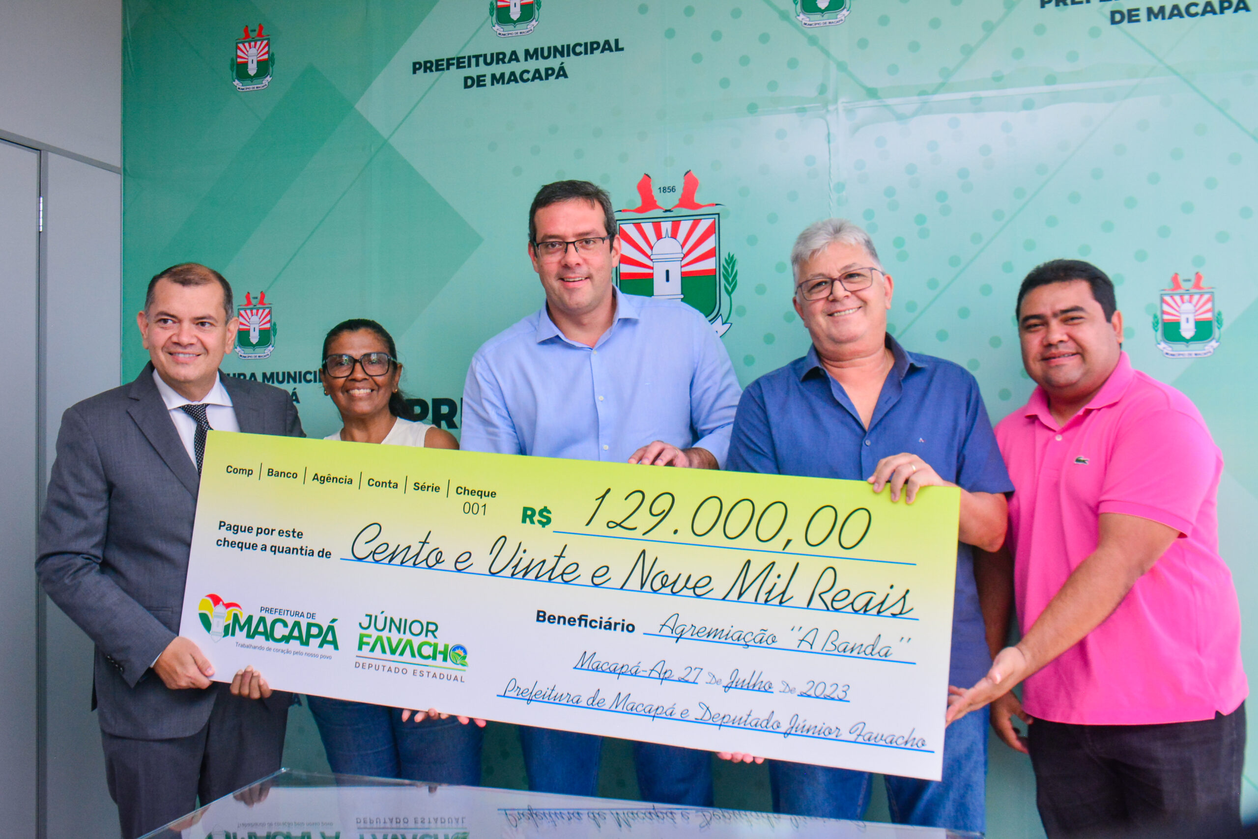 prefeito Dr. Furlan repassa cheque simbólico de R$ 129 mil ao maior bloco de rua A Banda – Prefeitura Municipal de Macapá