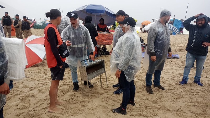 Agentes da Seop e da GM flagram depósito ilegal de bebidas enterrado nas areias da praia de Copacabana - Prefeitura da Cidade do Rio de Janeiro