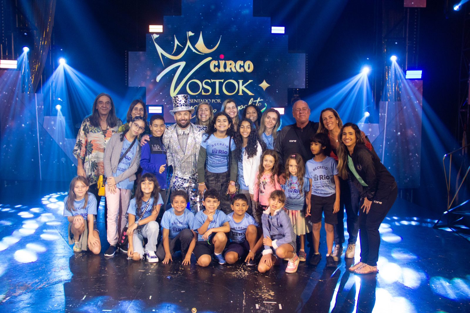 Alunos das Vilas Olímpicas visitam o Circo Vostok e assistem espetáculo do medalhista olímpico Diego Hypolito - Prefeitura da Cidade do Rio de Janeiro