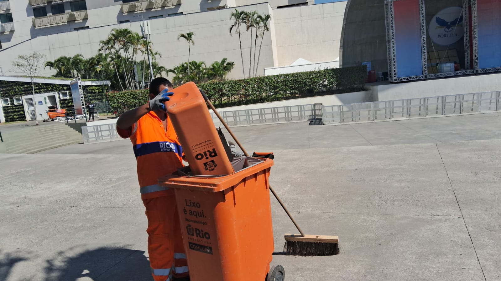 Comlurb prepara operação de limpeza para show, neste domingo, no Parque Madureira - Prefeitura da Cidade do Rio de Janeiro