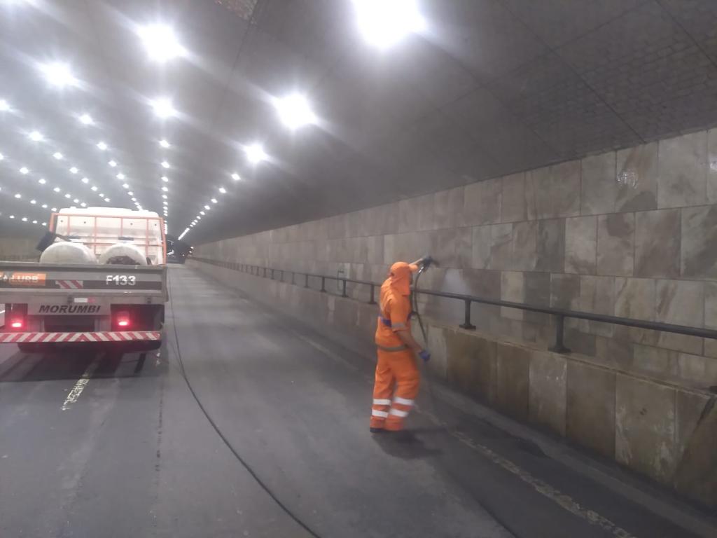 Comlurb realizou limpeza no Túnel do Pasmado nesta terça-feira - Prefeitura da Cidade do Rio de Janeiro
