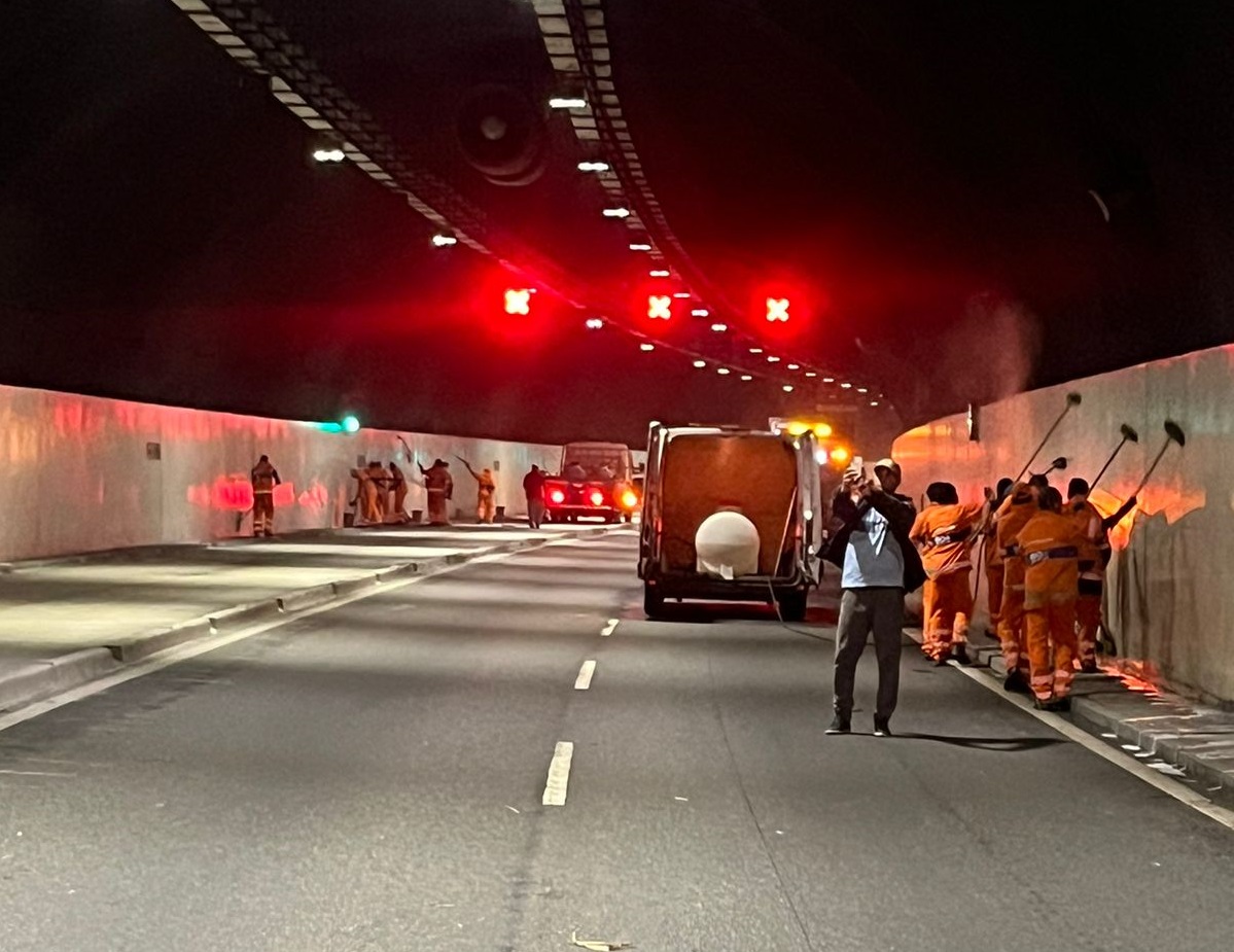 Comlurb realizou na madrugada desta quarta-feira mais uma limpeza especial no Túnel da Grota Funda - Prefeitura da Cidade do Rio de Janeiro