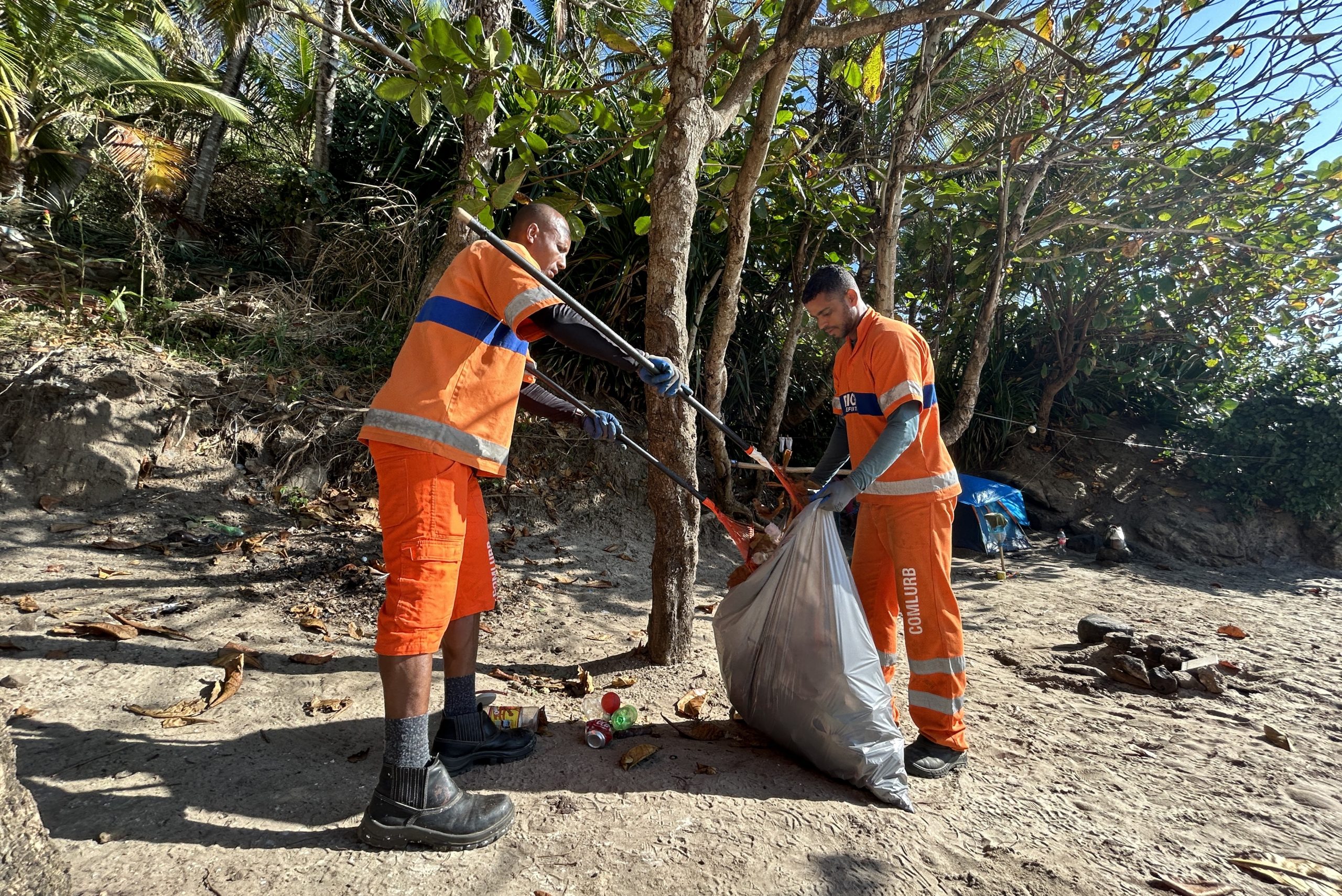 Comlurb remove 2,4 toneladas de resíduos após operação especial de limpeza na Trilha do Perigoso - Prefeitura da Cidade do Rio de Janeiro
