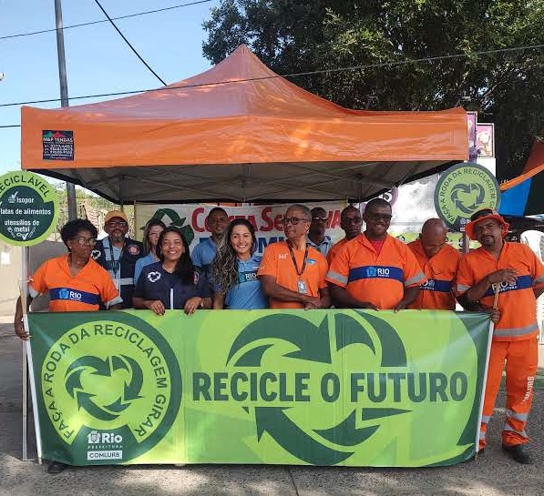 Equipe da Comlurb realizou campanha de incentivo à coleta seletiva em Paciência neste sábado - Prefeitura da Cidade do Rio de Janeiro