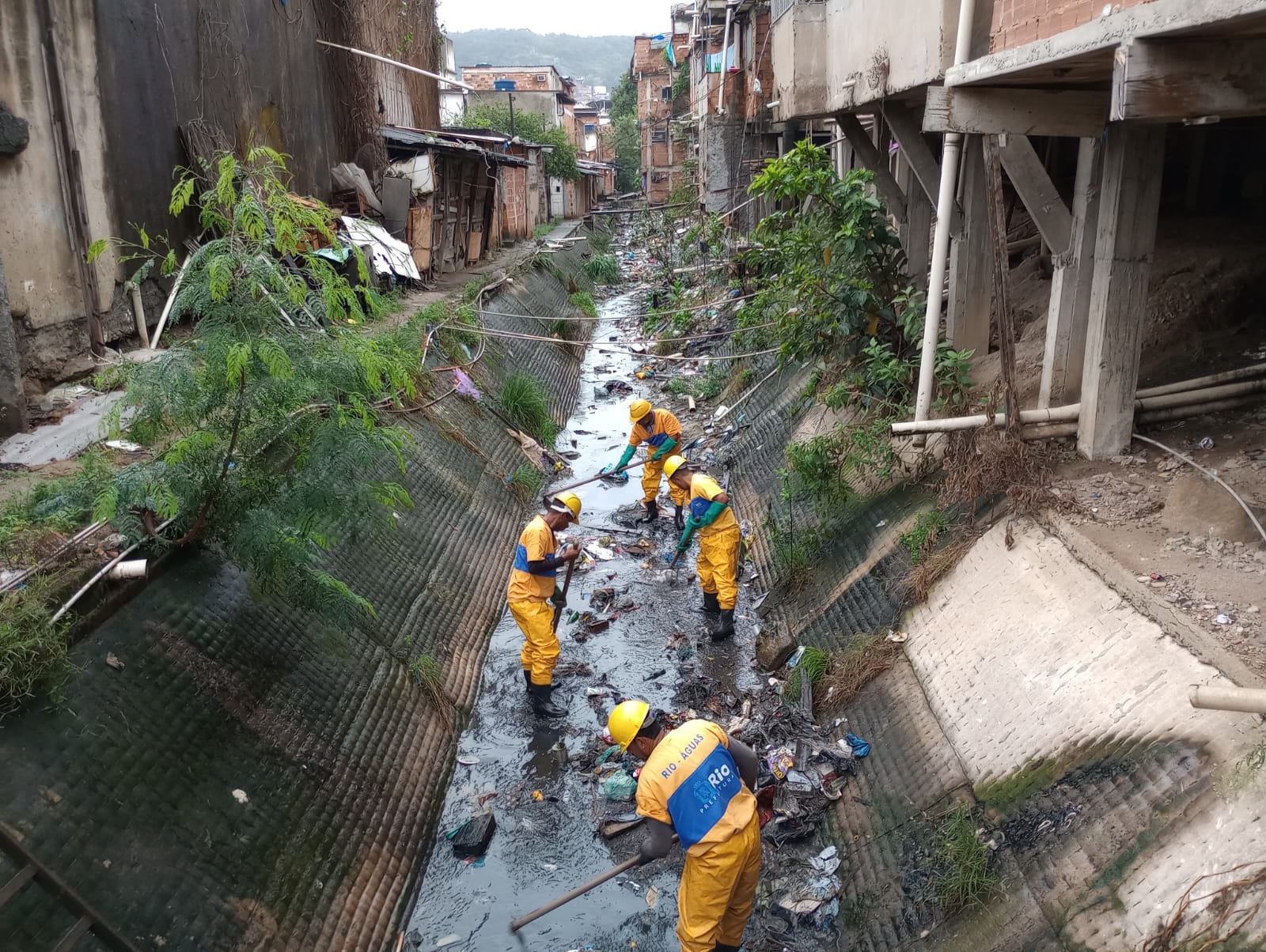 Fundação Rio-Águas inicia limpeza em canal no Complexo do Alemão - Prefeitura da Cidade do Rio de Janeiro