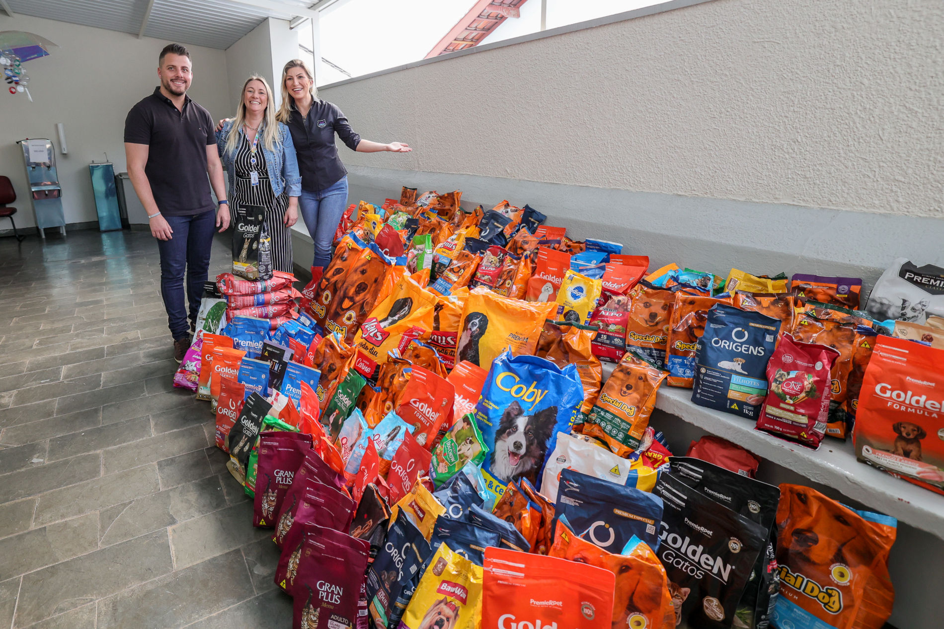 Kuka Fresca faz doação para a Campanha Focinho Solidário