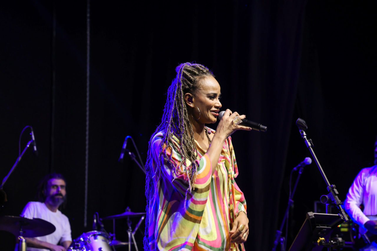 Luciana Mello empolga o público com muito samba no Festival Expressa