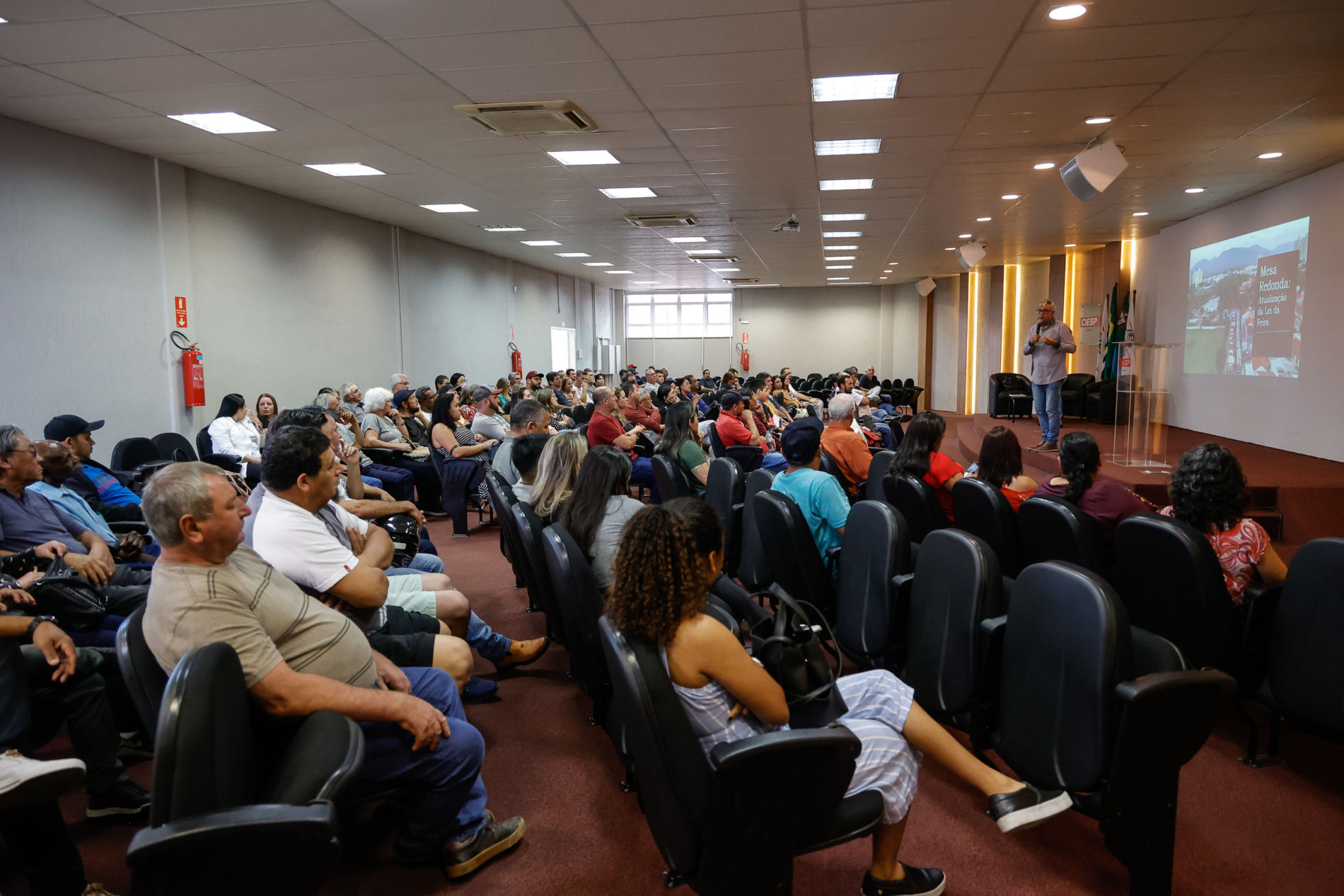 Nova lei das feiras livres é discutida com feirantes da cidade