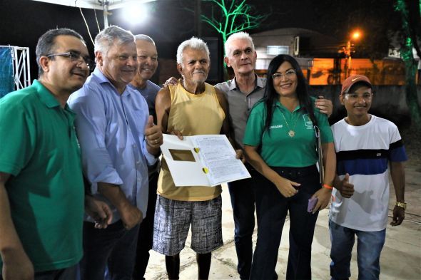 Prefeitura de Cuiab | Gesto Emanuel Pinheiro entrega ttulos definitivos de propriedades e moradores do Praeirinho comemoram