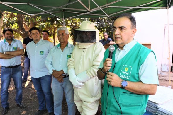 Prefeitura de Cuiab | Secretaria de Agricultura, Trabalho e Desenvolvimento Econmico estimula o fortalecimento da Apicultura com entrega de kits a novos produtores