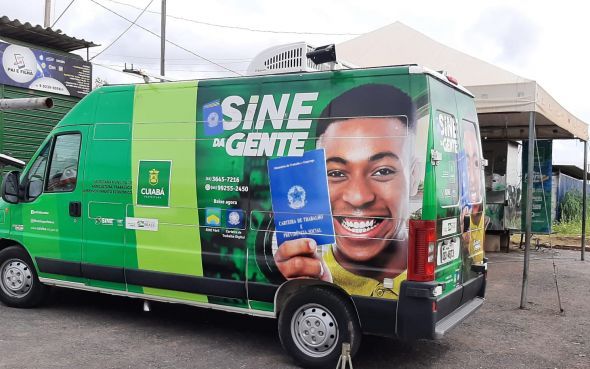 Prefeitura de Cuiab | Van do Sine da Gente leva oportunidades de emprego comunidade do bairro Quilombo e regio