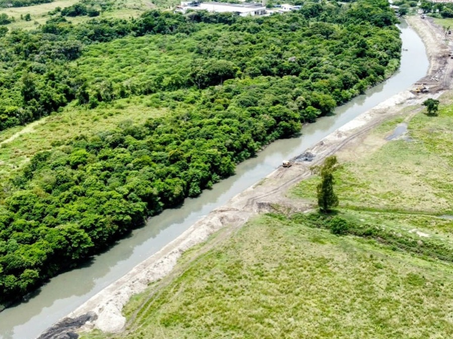 Prefeitura retira mais de 136 mil toneladas de resíduos do Rio Campinho em Campo Grande - Prefeitura da Cidade do Rio de Janeiro