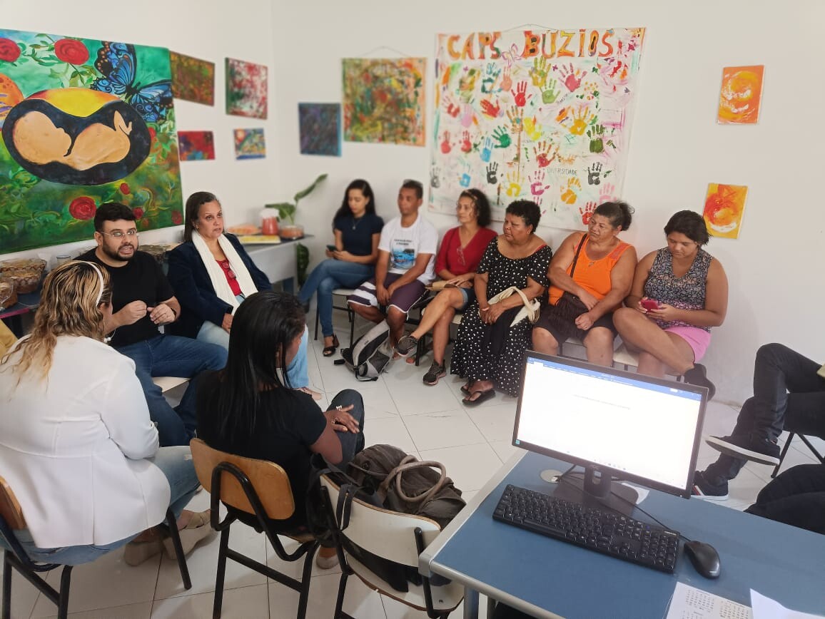 Reunião de apoio a familiares com equipe do CAPS aponta cuidado integral com saúde mental em Búzios