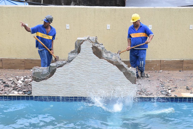 Secretaria de Ordem Pública faz a demolição de casa de luxo na Rocinha - Prefeitura da Cidade do Rio de Janeiro