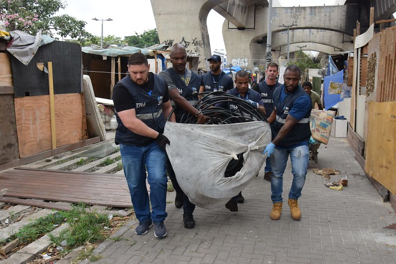 Seop apreende 120 quilos de cabos de rede elétrica em operação em Manguinhos - Prefeitura da Cidade do Rio de Janeiro