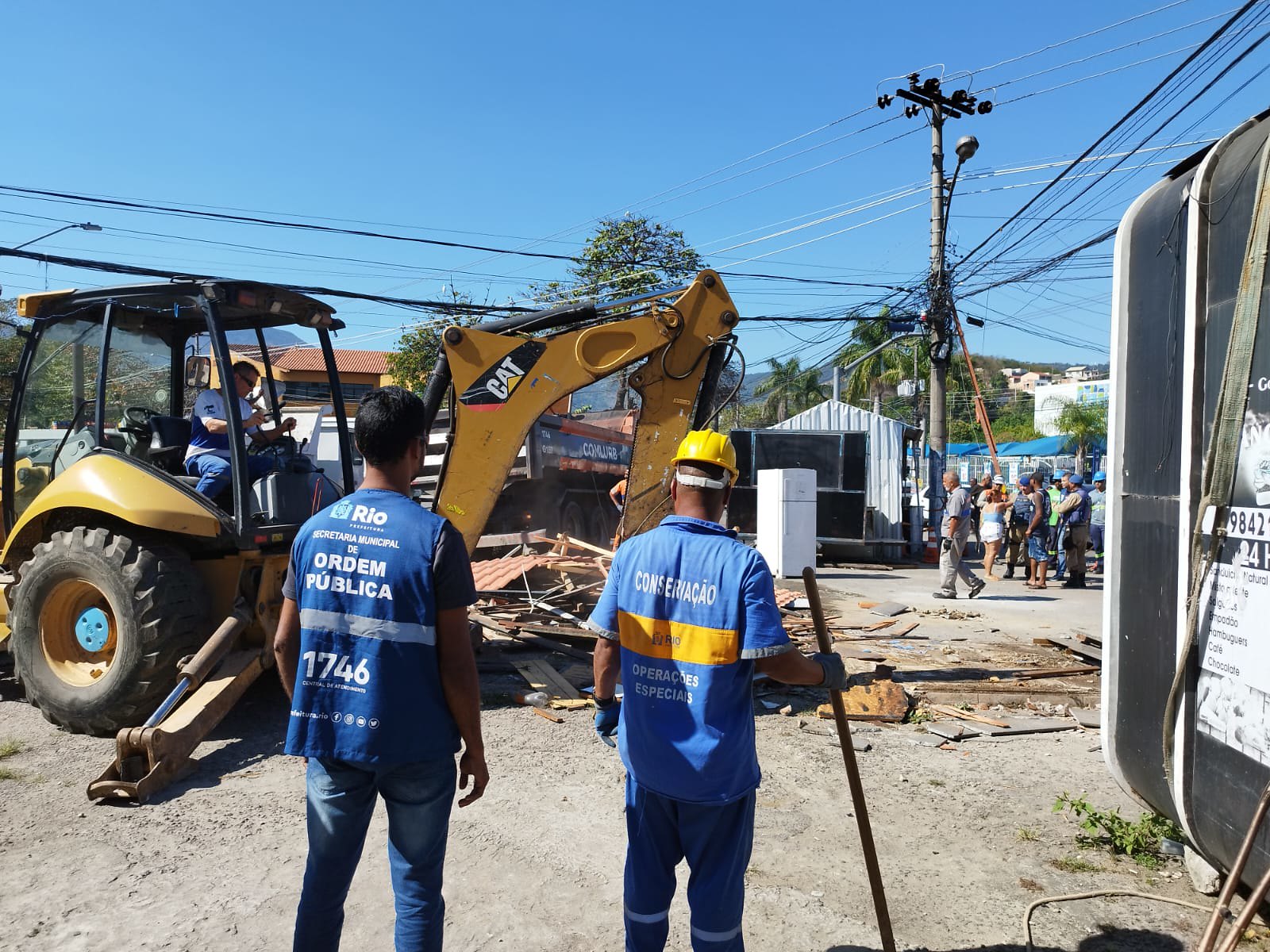 Seop e Subprefeitura da Zona Oeste removem seis estruturas ilegais na Estrada do Cabuçu, em Campo Grande - Prefeitura da Cidade do Rio de Janeiro