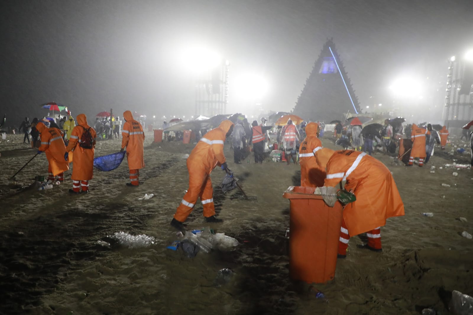 Show do Século: Megaoperação de limpeza coletou 64 toneladas de resíduos em Copacabana - Prefeitura da Cidade do Rio de Janeiro