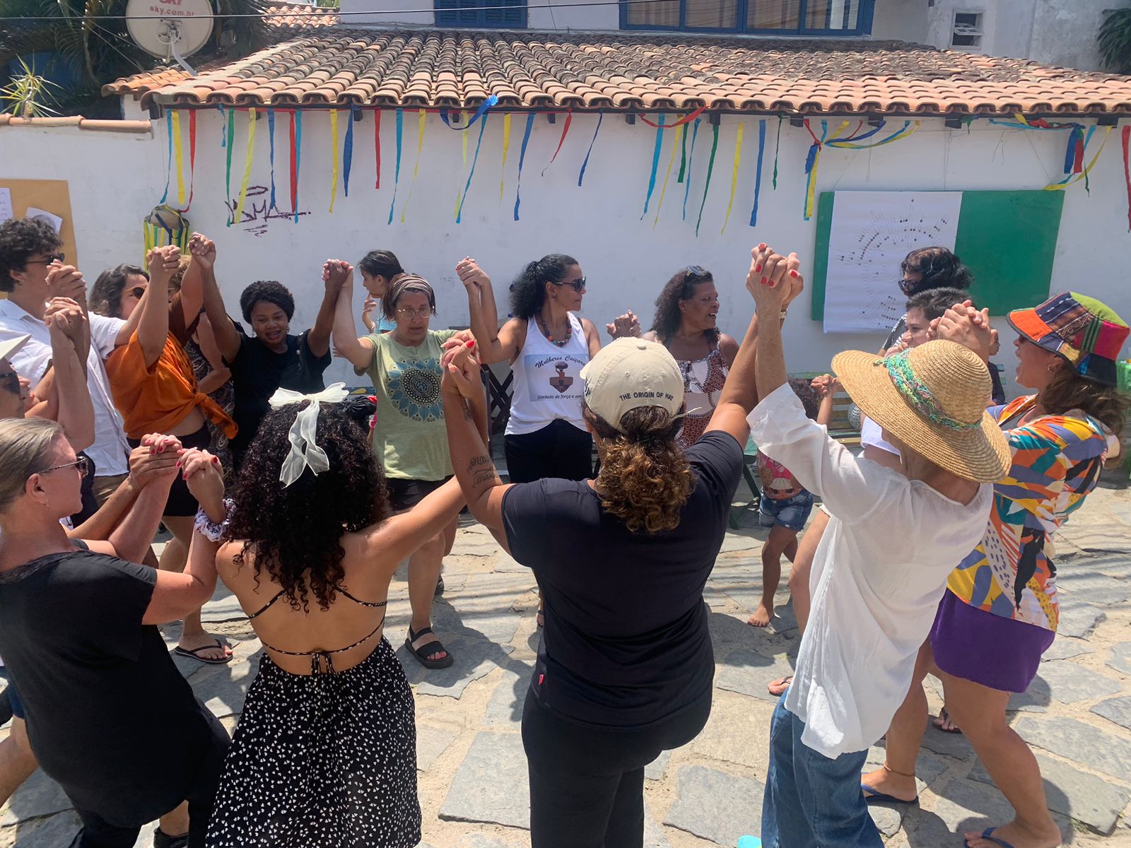 Centenas de pessoas participaram da ação do Coletivo “Nós amamos as Pedras do Beco”