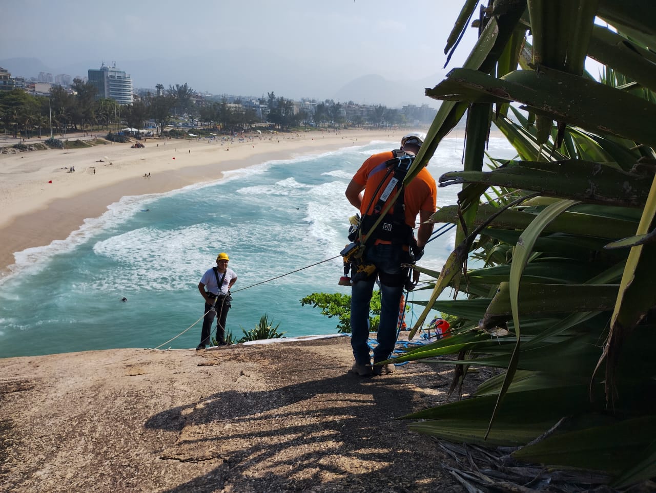 Comlurb inicia remoção de pichação na Pedra do Pontal - Prefeitura da Cidade do Rio de Janeiro