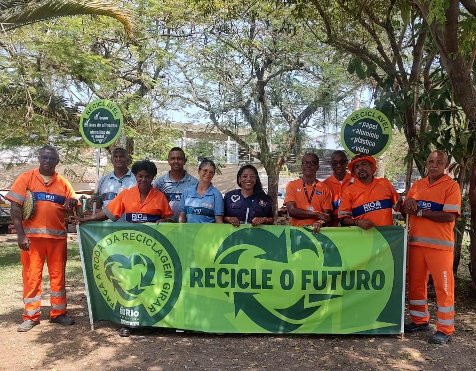 Comlurb realizou campanha de conscientização da coleta seletiva no Anil - Prefeitura da Cidade do Rio de Janeiro
