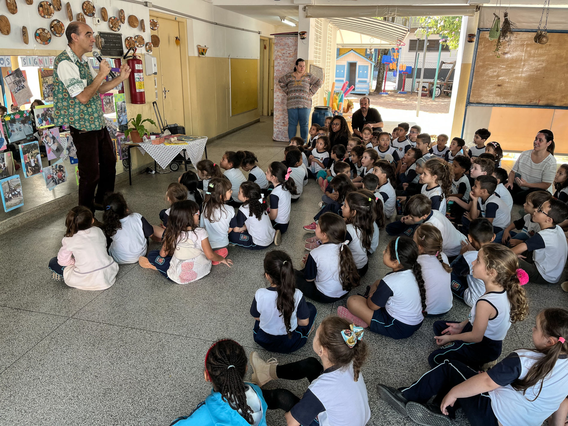 Contação de histórias na Emeb Owen Zilio une a importância do brincar com o incentivo à leitura