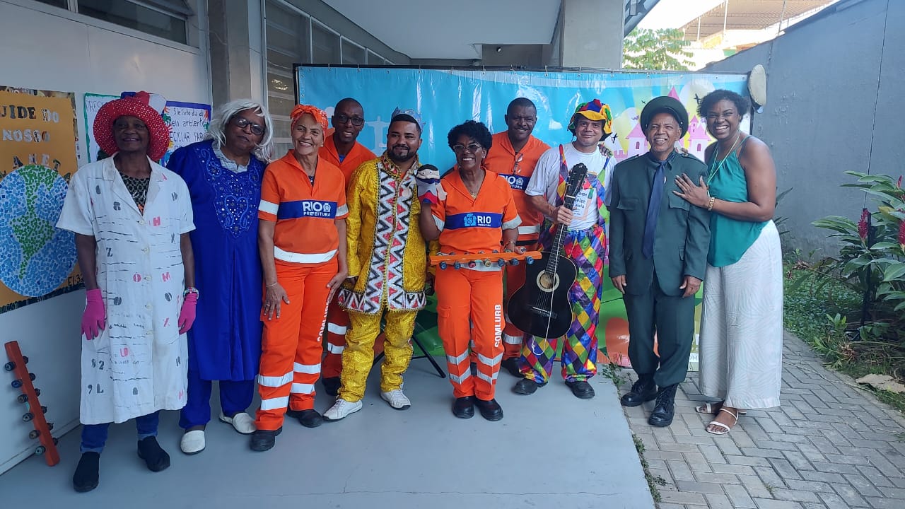Garis da Comlurb marcam presença na Bienal do Livro com campanhas de conscientização por meio de música e teatro - Prefeitura da Cidade do Rio de Janeiro