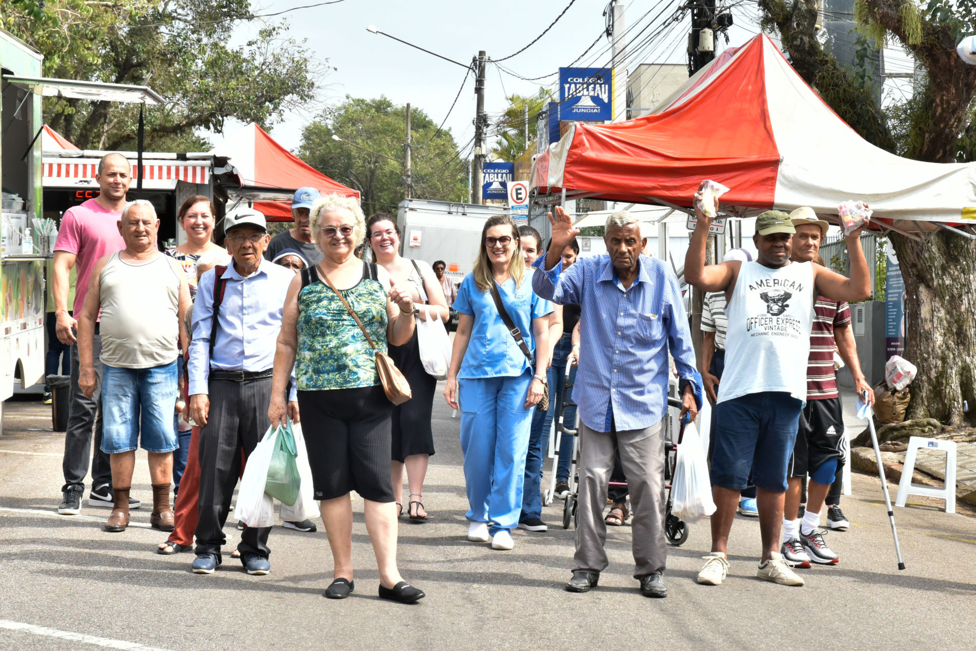 Idosos da Cidade Vicentina visitam a feira livre do Centro