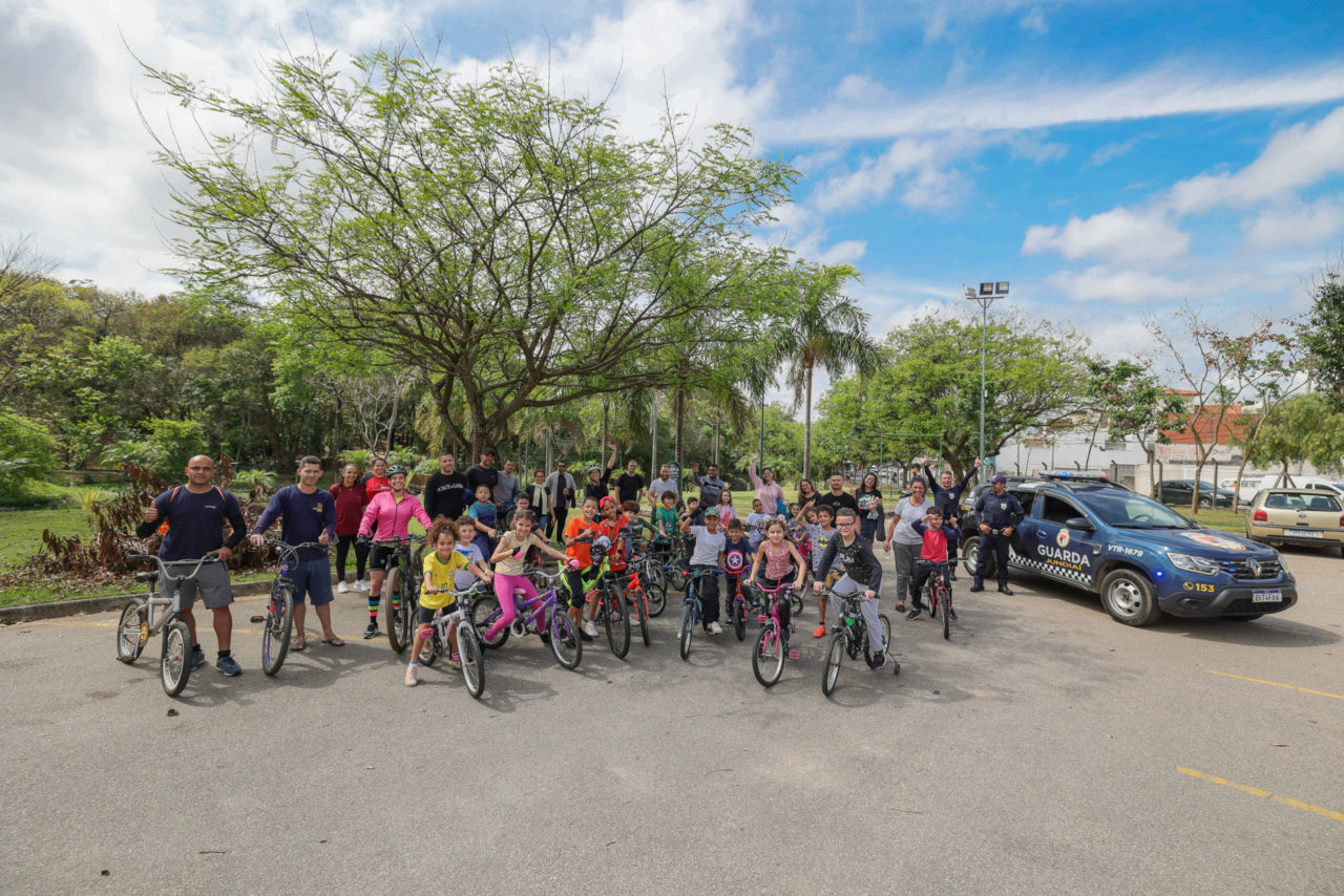 Passeio ciclístico na EMEB Marina Rinaldi une famílias