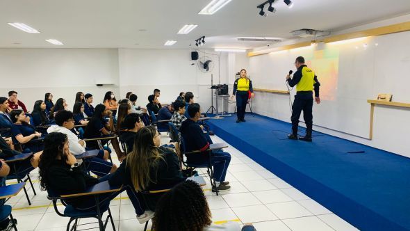 Prefeitura de Cuiab | Agentes da Semob realizam palestras em empresas e escolas e reforam aes educativas na Semana Nacional do Trnsito