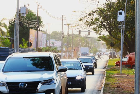 Prefeitura de Cuiab | Aps reunies com MP, Cuiab instala dois novos equipamentos eletrnicos de fiscalizao em avenidas consideradas pontos crticos