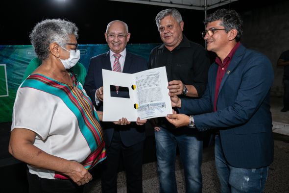 Prefeitura de Cuiab | Estou realizando o sonho da minha me, disse moradora ao receber o ttulo durante ao da Prefeitura de Cuiab