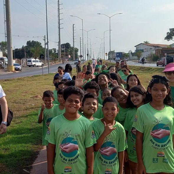 Prefeitura de Cuiab | Estudantes da rede pblica municipal de Educao participaram de plantio de mudas no Dia da rvore