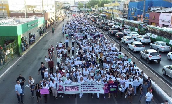 Prefeitura de Cuiab | Organizada pela primeira-dama, caminhada contra os feminicidios toma conta das ruas de Cuiab e rene 700 pessoas