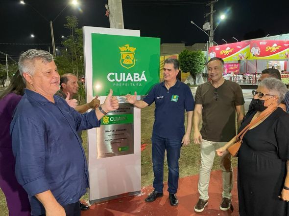 Prefeitura de Cuiab | Prefeito entrega a requalificao completa da Avenida Rui Barbosa, que agora conta com ciclofaixa, iluminao em LED, paisagismo e reforo na segurana