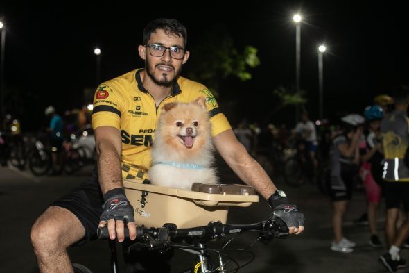 Prefeitura de Cuiab | Primeiro 'Pet Pedal' da Semob e Bem-Estar Animal arrecadou 200 kg em raes que sero doadas aos protetores e cuidadores de ces e gatos