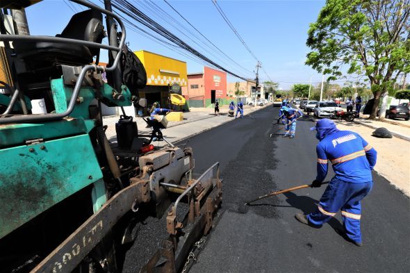 Prefeitura de Cuiab | Secretaria de Obras de Cuiab executa ao de recuperao viria na Avenida Rui Barbosa