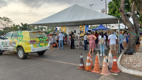 Prefeitura de Cuiab | Stima edio de feira resulta na adoo de 35 ces e gatos
