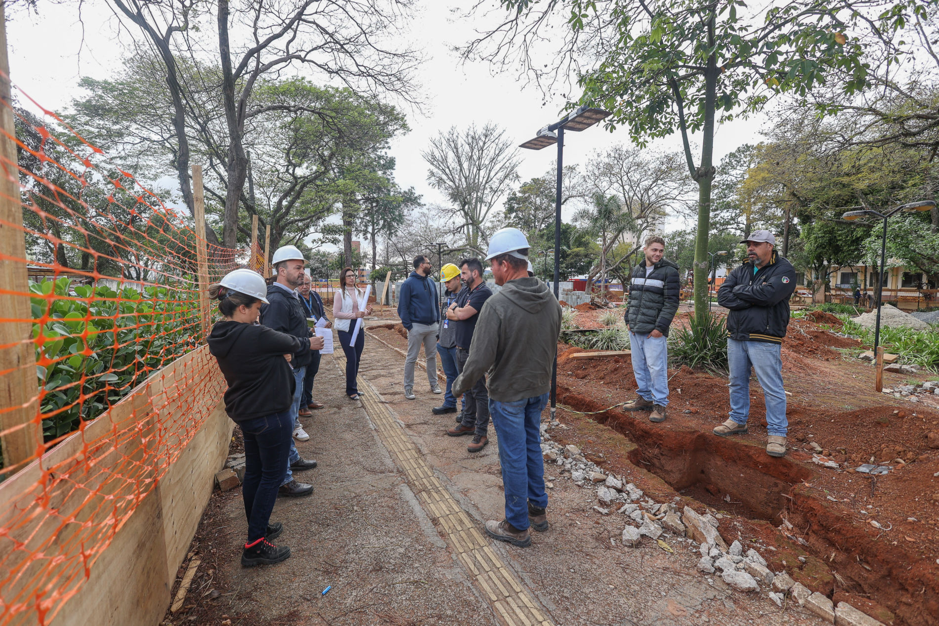 Técnicos da Prefeitura realizam visita às obras da Praça Dom Pedro II
