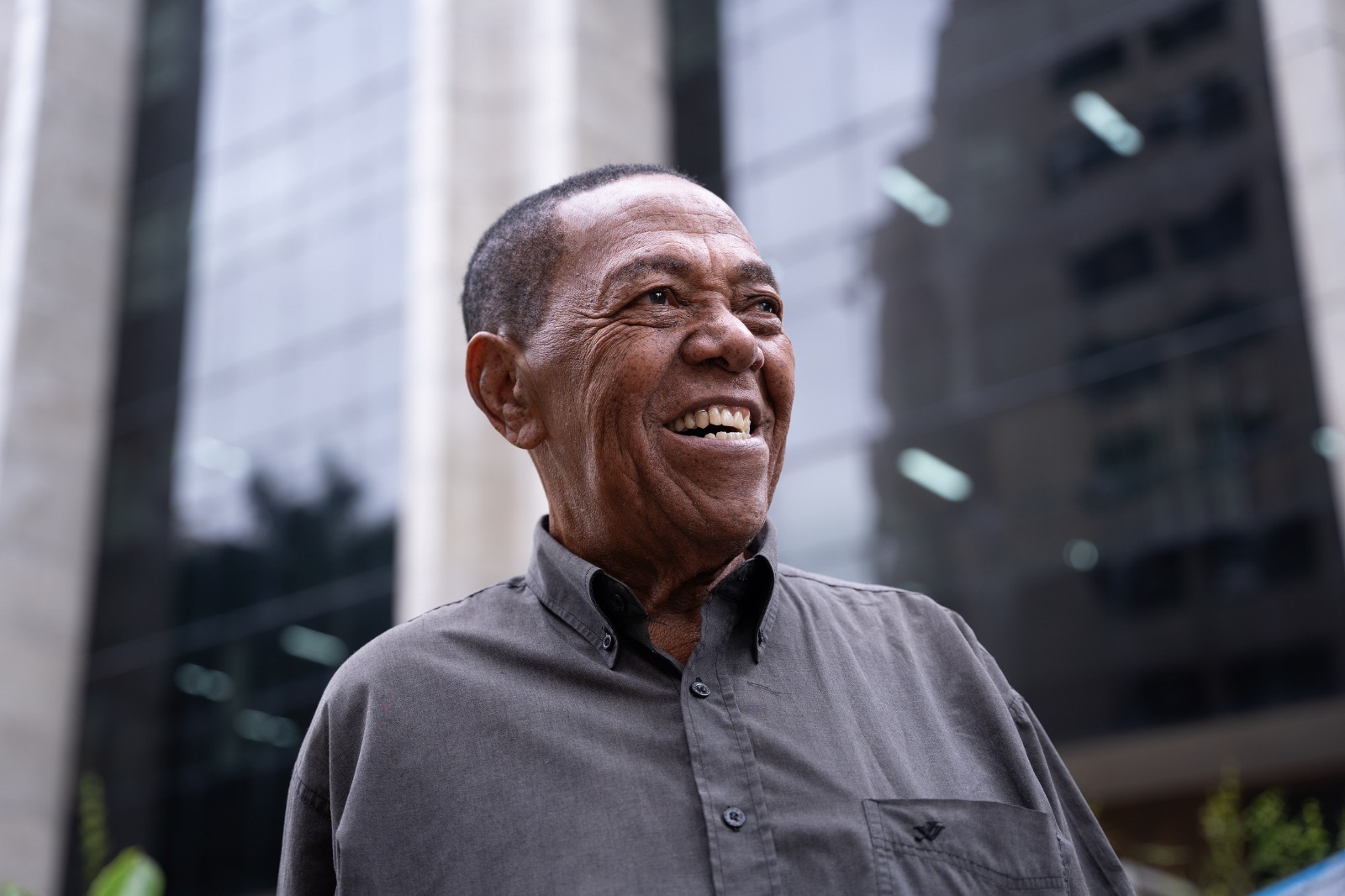 Conhecido como Jacaré, servidor municipal abraça a cidade e comemora 60 anos de trabalho na Prefeitura - Prefeitura da Cidade do Rio de Janeiro