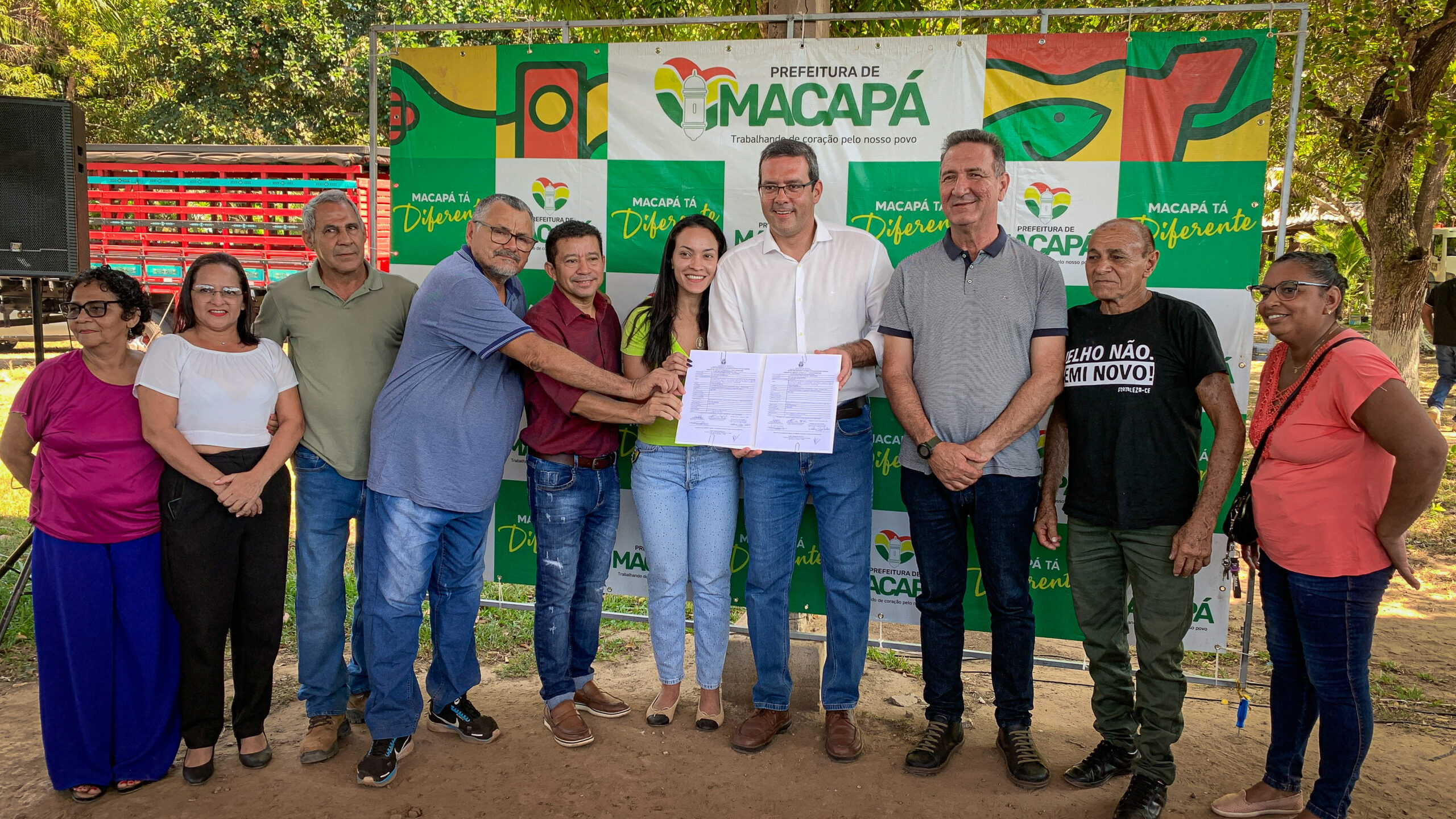 Dr. Furlan, assina Ordem de Serviço para pavimentação e garante iluminação pública no Ramal da Aseel – Prefeitura Municipal de Macapá