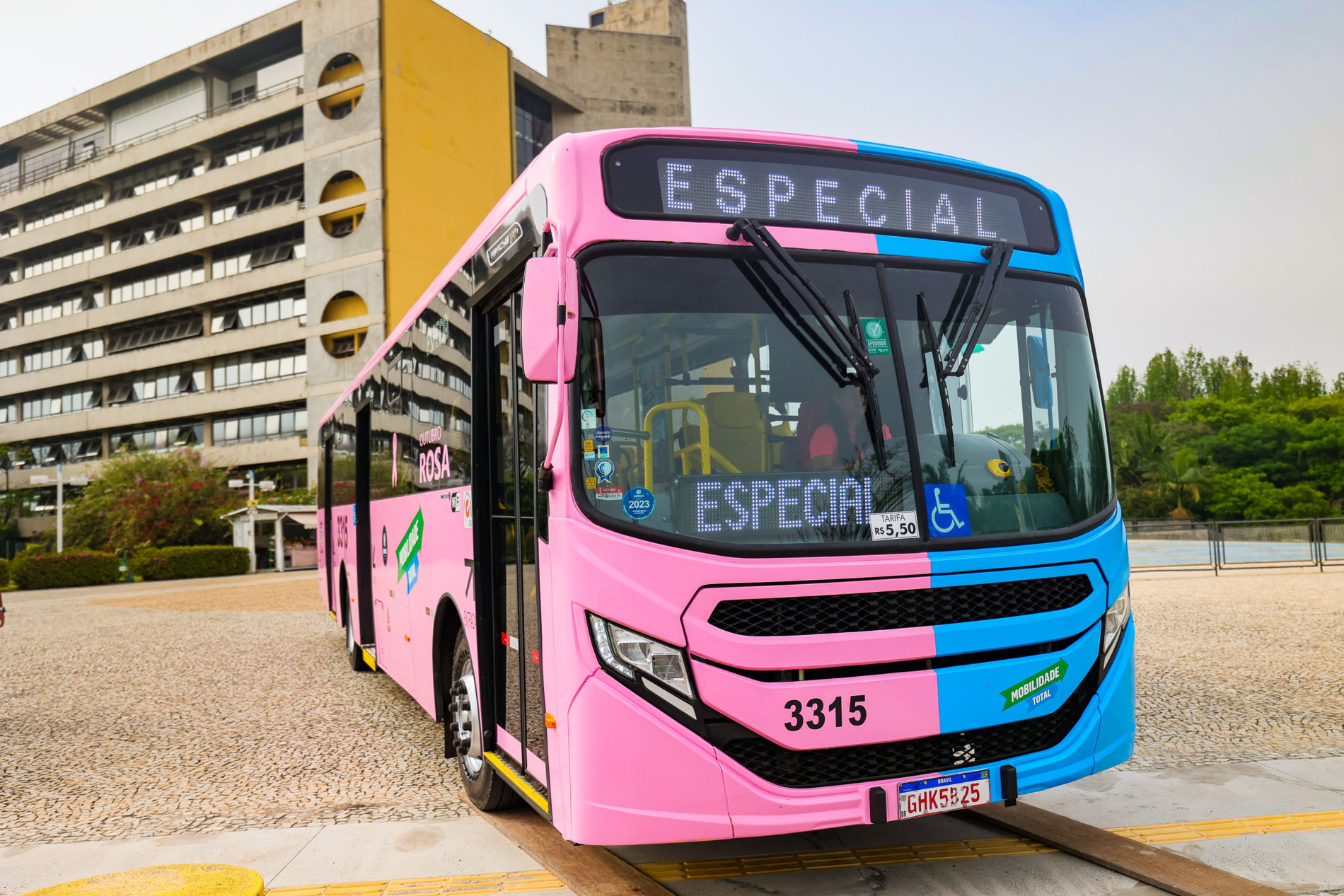 Em prol da prevenção de cânceres de mama e de próstata, ônibus colorido circula pelo município