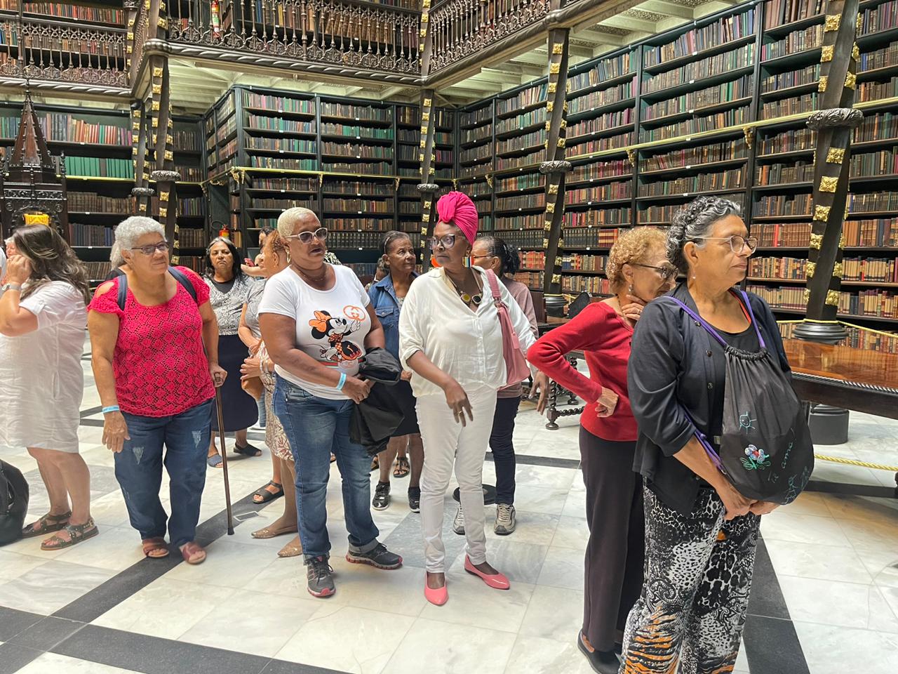 Idosos atendidos pela Prefeitura participam de programa cultural no Real Gabinete Português de Leitura, no Centro - Prefeitura da Cidade do Rio de Janeiro