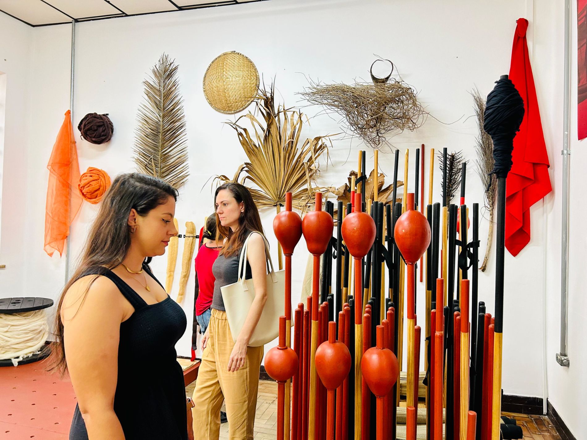 Nova exposição no Ciempi mistura inspiração e materialidade a partir da criação manual