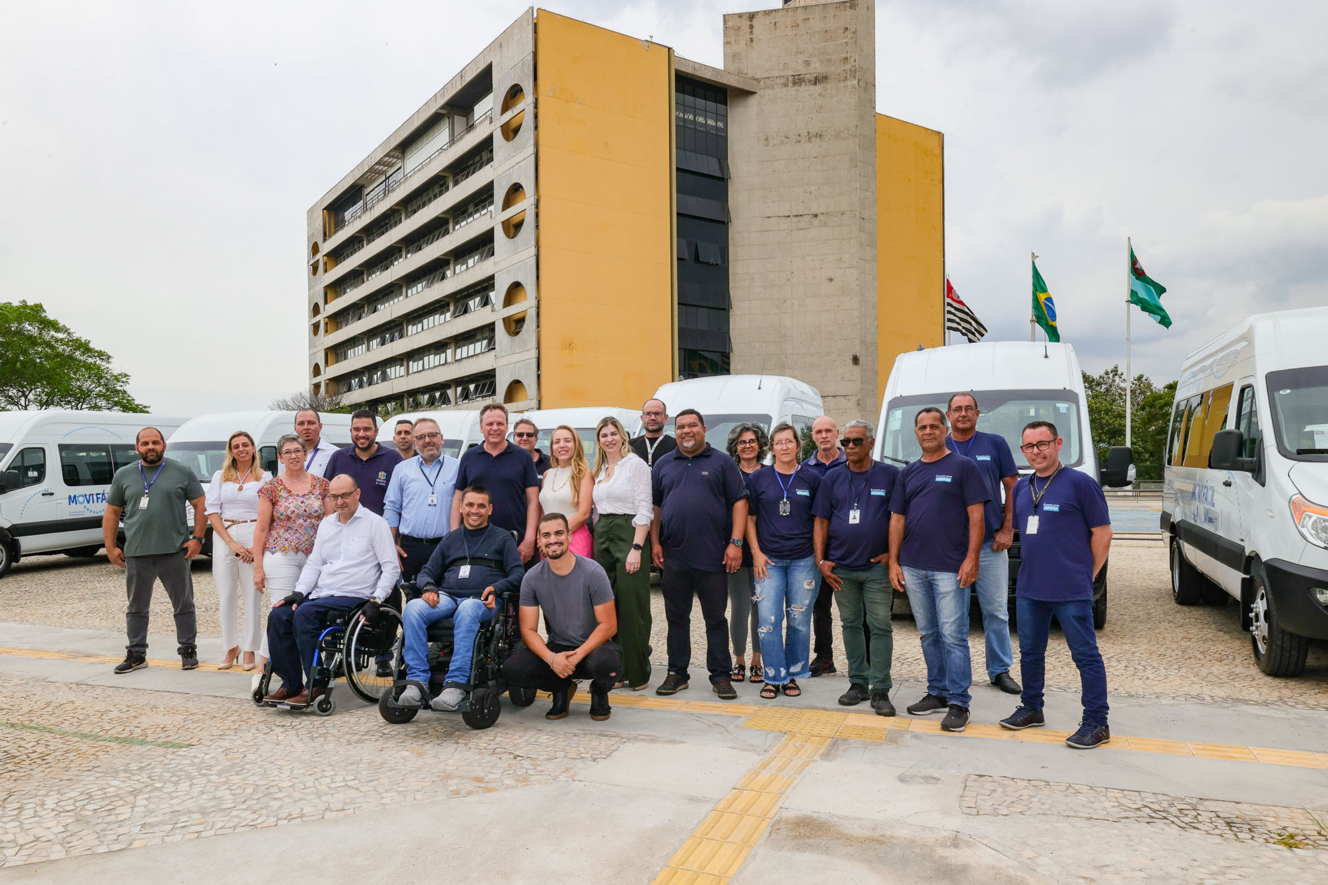 Novas vans adaptadas e elétricas ampliam serviços de Saúde, Educação e Assistência Social