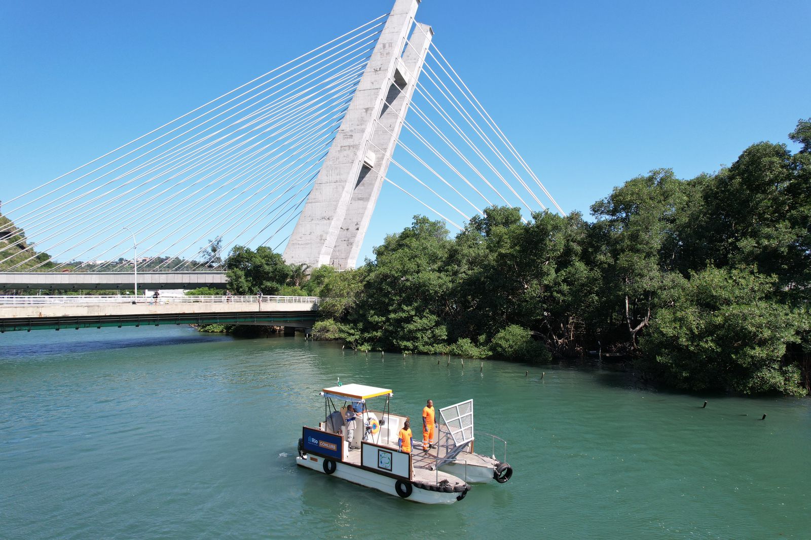 Nove embarcações reforçam a limpeza em ilhas da Barra, na Lagoa e na área costeira do Museu do Amanhã - Prefeitura da Cidade do Rio de Janeiro
